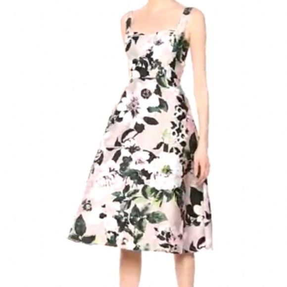 Adrianna Papell - Picture 2 of 4